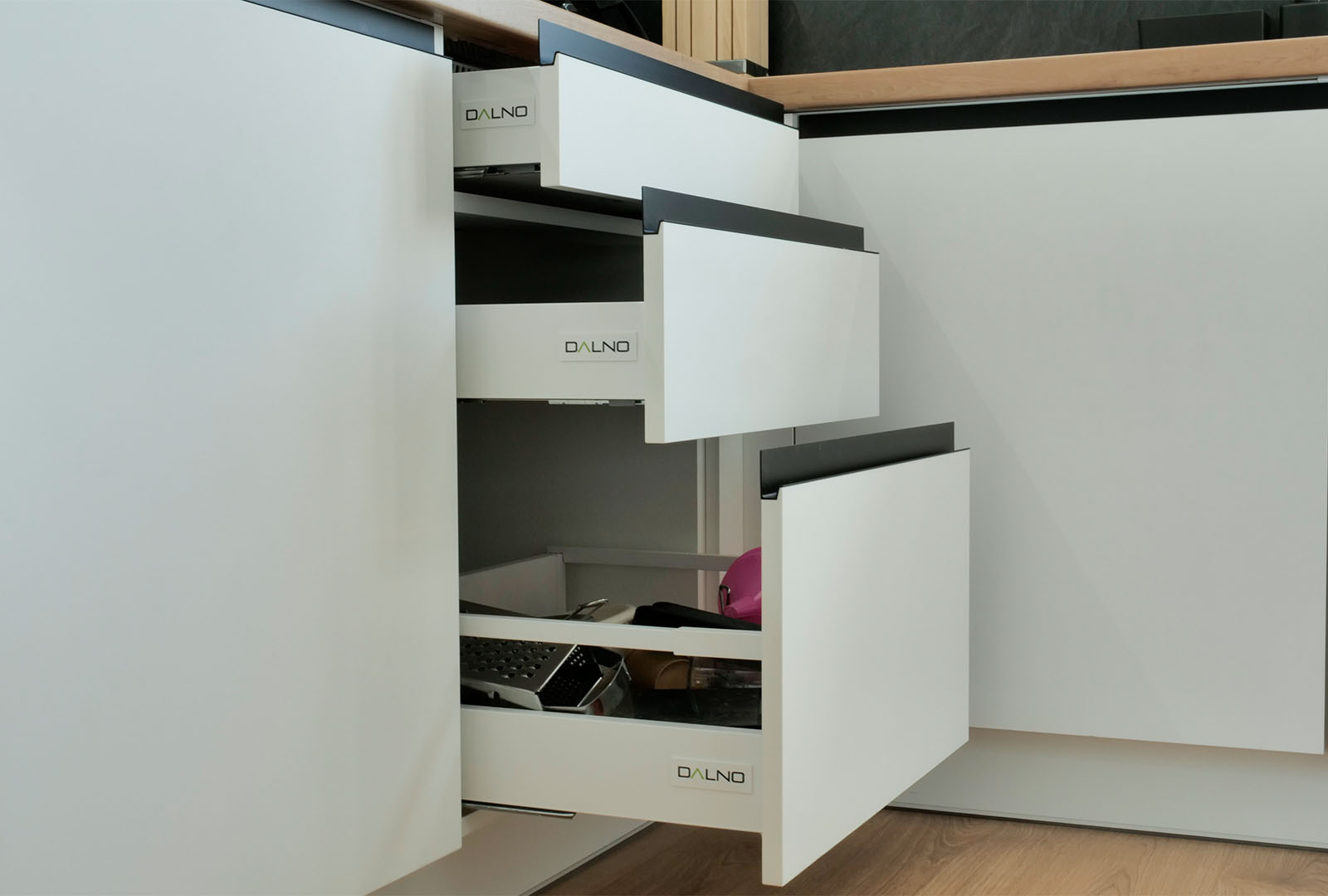 Kuchyna_Biela_Matt_Dub_Arlington_Bridlica_Scivaro_(1)